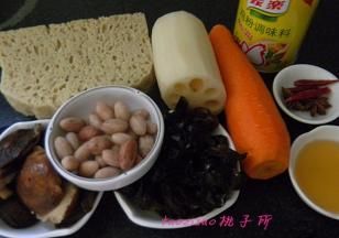 准备原料：将烤麸、木耳、香菇提前泡发，花生提前煮至8成熟；