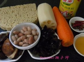准备原料：将烤麸、木耳、香菇提前泡发，花生提前煮至8成熟；
