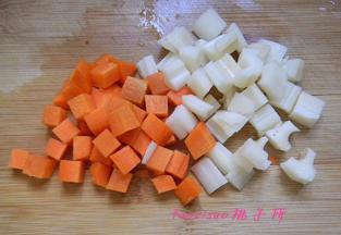 将莲藕、胡萝卜切小丁；