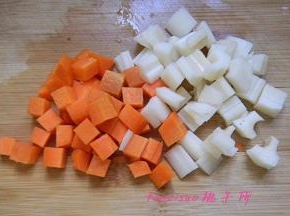 将莲藕、胡萝卜切小丁；
