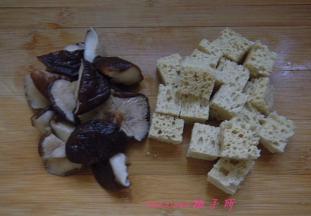 将香菇对半切开，烤麸攥干水份切2公分方块；