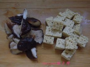 将香菇对半切开，烤麸攥干水份切2公分方块；