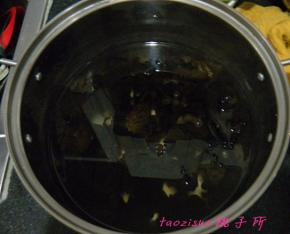 将木耳焯水后过凉备用；