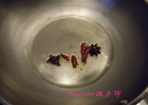 炒锅内放入食用油，入大料、干辣椒炒香；