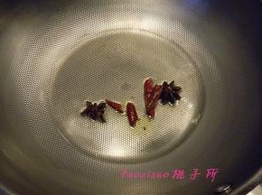 炒锅内放入食用油，入大料、干辣椒炒香；