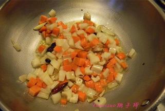 放入胡萝卜、莲藕丁煸炒；