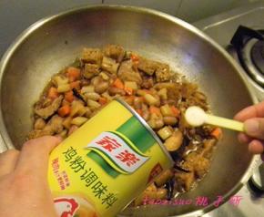 倒入少量的热水，加入鸡粉、食盐、白糖调味，烧2分钟；