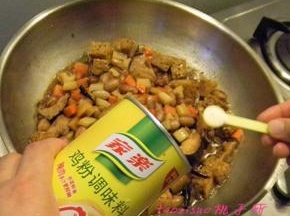 倒入少量的热水，加入鸡粉、食盐、白糖调味，烧2分钟；
