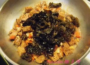 再放入木耳翻炒；