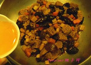 再淋上蜂蜜、香油翻炒即可出锅。