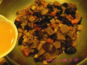 再淋上蜂蜜、香油翻炒即可出锅。