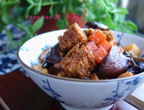 一口满满的甜蜜的汤汁。