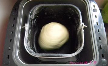 将吐司的材料（除黄油、培根外）放入面包机内执行一次揉面程序；