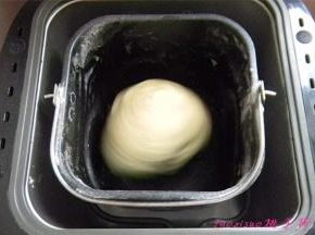 将吐司的材料（除黄油、培根外）放入面包机内执行一次揉面程序；