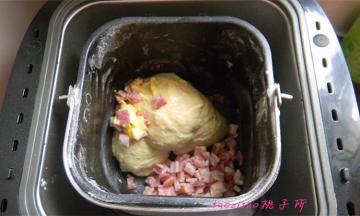 再放入黄油、培根碎再进行一次揉面；