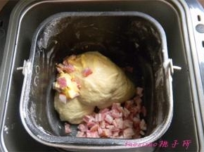 再放入黄油、培根碎再进行一次揉面；