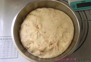 倒在发面盆里，室温下发酵两倍大；