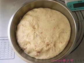 倒在发面盆里，室温下发酵两倍大；