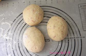 将发好的面团等分成三份滚圆，静置10分钟；