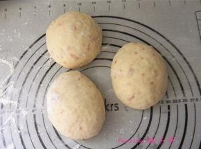 将发好的面团等分成三份滚圆，静置10分钟；