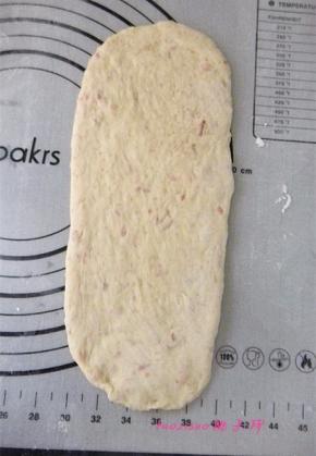 取一面团排气，擀成牛舌状；