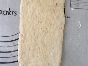 取一面团排气，擀成牛舌状；