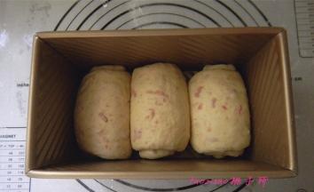 将卷好的面团放在吐司模具内，二次醒发40分钟；