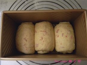 将卷好的面团放在吐司模具内，二次醒发40分钟；