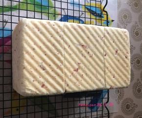 烤箱提前预热后，将吐司模具放入烤箱，上下管190度，烤45分钟，烤好后，脱模，放在烤架上；