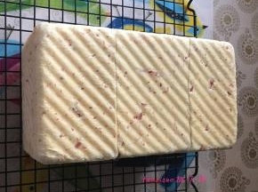 烤箱提前预热后，将吐司模具放入烤箱，上下管190度，烤45分钟，烤好后，脱模，放在烤架上；