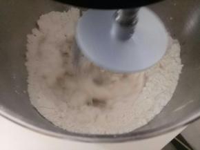 然后把波兰种放到厨师机里,再把主面团(除黄油)全部材料一起放厨师机里揉.