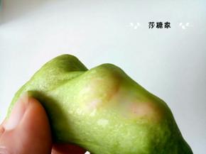 揉到面团光滑放软化的黄油,直到揉出手膜.