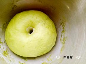 一发,发到两倍大.手指粘面粉在面团中间扎个眼.不回缩不塌陷就好了.大概50分钟左右.