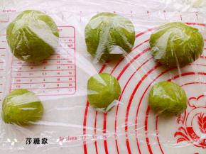 排气后，分3个40克的小面团，做小餐包。剩下的面团分成3份揉圆。盖保鲜膜醒发20分钟。(当然你可以选择只做一种)