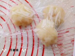 制作麻薯馅:将黄油,细砂糖和牛奶倒一起隔水加热溶化糖和黄油拌匀,加入木薯粉和糯米粉拌匀,倒入有深度的盘子里大火蒸20分钟.蒸熟后取出冷却备用.同样分成三份.