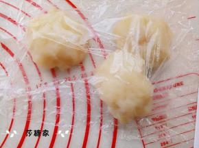 制作麻薯馅:将黄油,细砂糖和牛奶倒一起隔水加热溶化糖和黄油拌匀,加入木薯粉和糯米粉拌匀,倒入有深度的盘子里大火蒸20分钟.蒸熟后取出冷却备用.同样分成三份.