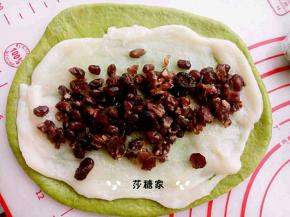 包入麻薯馅和蜜豆.也可以加自己喜欢的坚果。