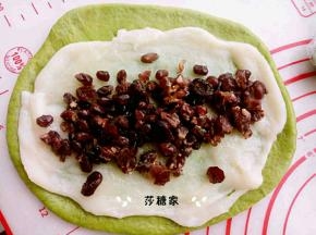 包入麻薯馅和蜜豆.也可以加自己喜欢的坚果。