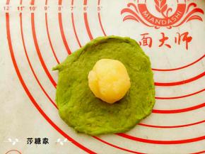 小餐包包入奶黄馅