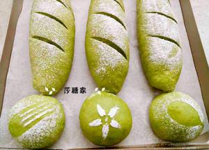 抹茶麻薯软欧卷成长条型,盖保鲜膜进行二发.发至二倍大.在表面撒点面粉，用刀片划三道口子。小餐包上面撒上面粉(可以用叉勺做装饰)，放到阳晨金色牛轧糖烤盘里(这个是我最喜欢的模具，做什么都好用)烤箱预热210度,烤10分钟.再转160度烤15分钟出炉.