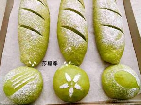抹茶麻薯软欧卷成长条型,盖保鲜膜进行二发.发至二倍大.在表面撒点面粉，用刀片划三道口子。小餐包上面撒上面粉(可以用叉勺做装饰)，放到阳晨金色牛轧糖烤盘里(这个是我最喜欢的模具，做什么都好用)烤箱预热210度,烤10分钟.再转160度烤15分钟出炉.