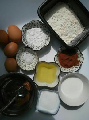 称量好所有食材，蛋白和蛋黄分离，蛋白放冰箱里冷藏待用