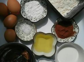 称量好所有食材，蛋白和蛋黄分离，蛋白放冰箱里冷藏待用