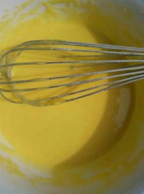 油和牛奶充分乳化后，加入10克糖搅拌均匀，加入蛋黄搅拌均匀最后筛入低粉快速搅拌均匀