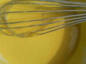 油和牛奶充分乳化后，加入10克糖搅拌均匀，加入蛋黄搅拌均匀最后筛入低粉快速搅拌均匀