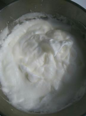 蛋白分三次加入剩余的糖，打发至湿性状态