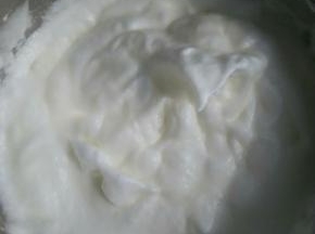 蛋白分三次加入剩余的糖，打发至湿性状态