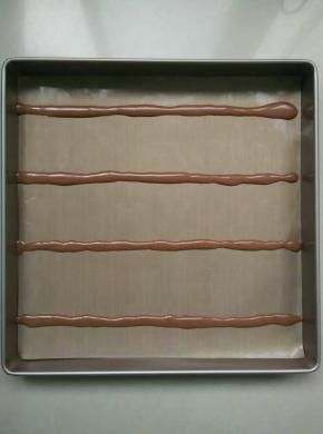 将搅拌均匀的面糊装进裱花袋子里挤在烤盘上，四道即可送入提前预热的烤箱里180度3分钟取出