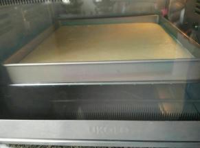 烤箱不用关，继续烤20分钟即可，出炉后震一下，把蛋糕从烤盘里移出至烤网上晾凉