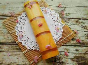 待不烫手时，把蛋糕移到干净的油纸上。抹上一层巧克力酱，借助擀面杖轻轻卷起放冰箱冷藏半个小时以上定型